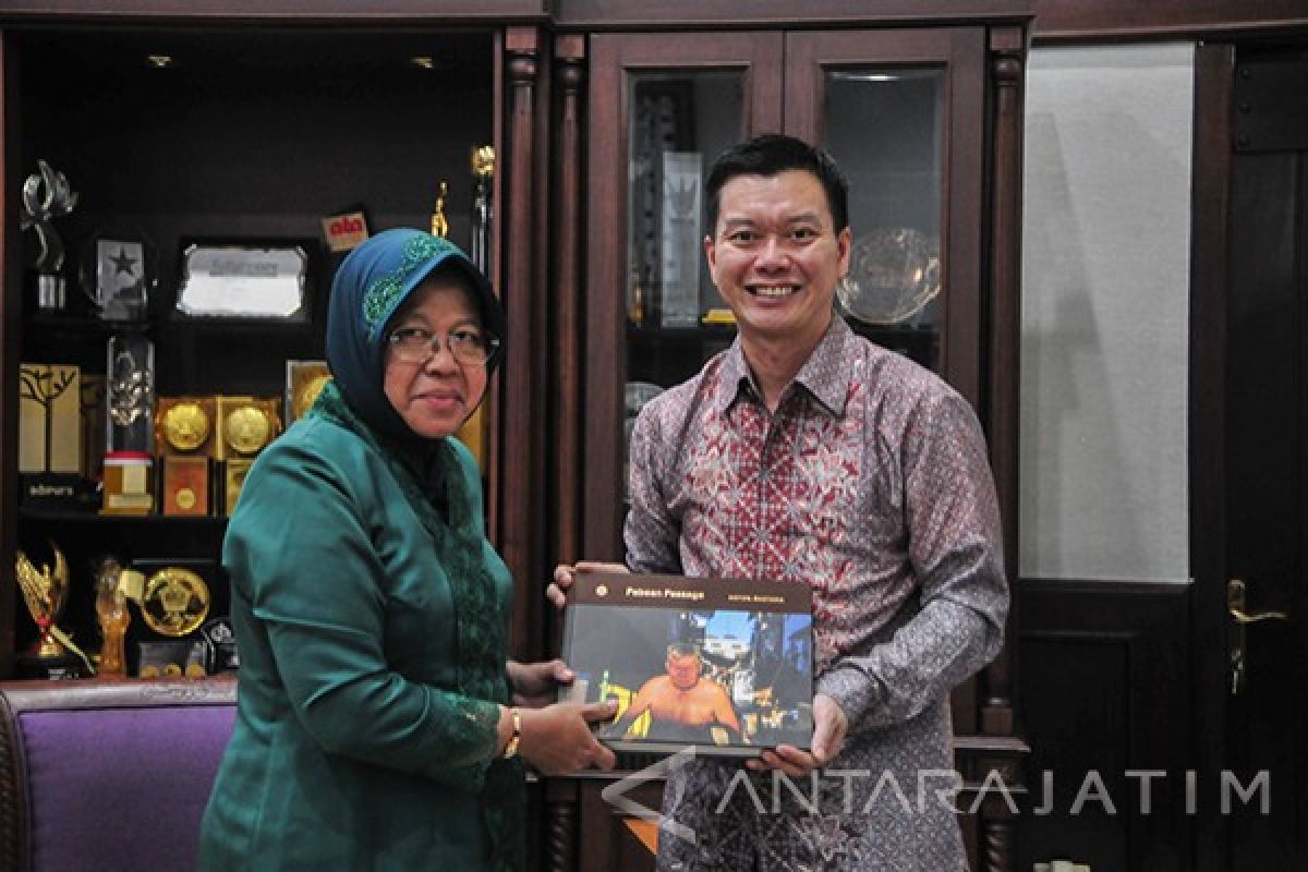 Risma Terima Buku Photography Pabean Passage