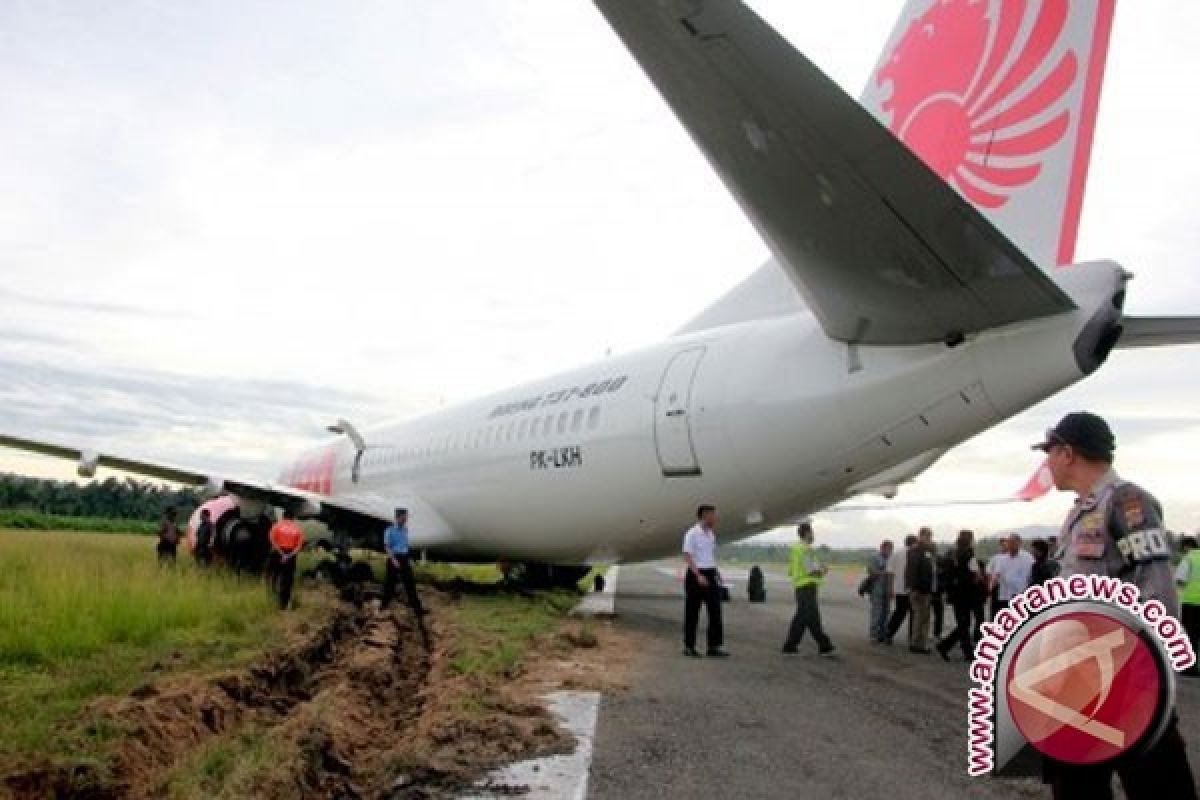 Ban pesawat terbang Lion Air amblas saat mendarat