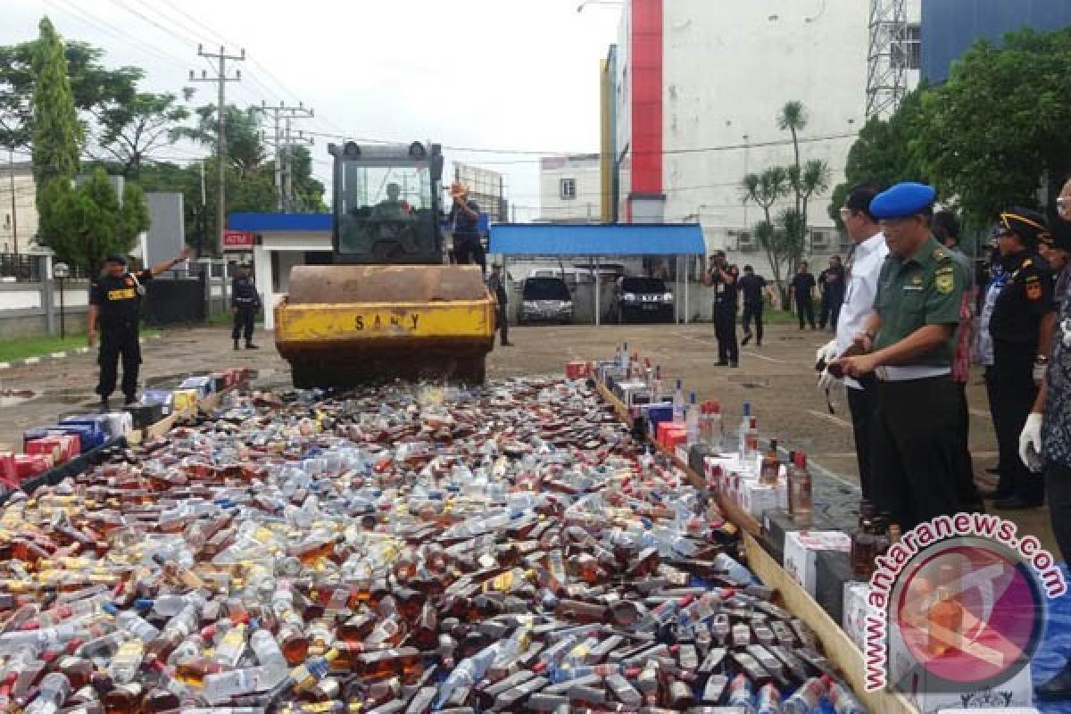 Polda Sumsel musnahkan ribuan botol minuman keras