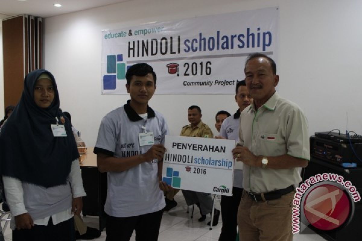 Cargill Salurkan Beasiswa Mahasiswa Berprestasi