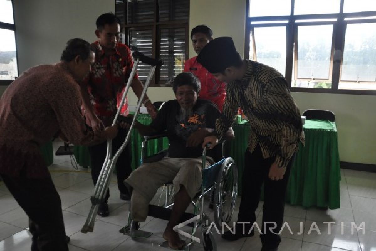 Wabup Trenggalek Serahkan Bantuan Alat Mobilitas Difabel