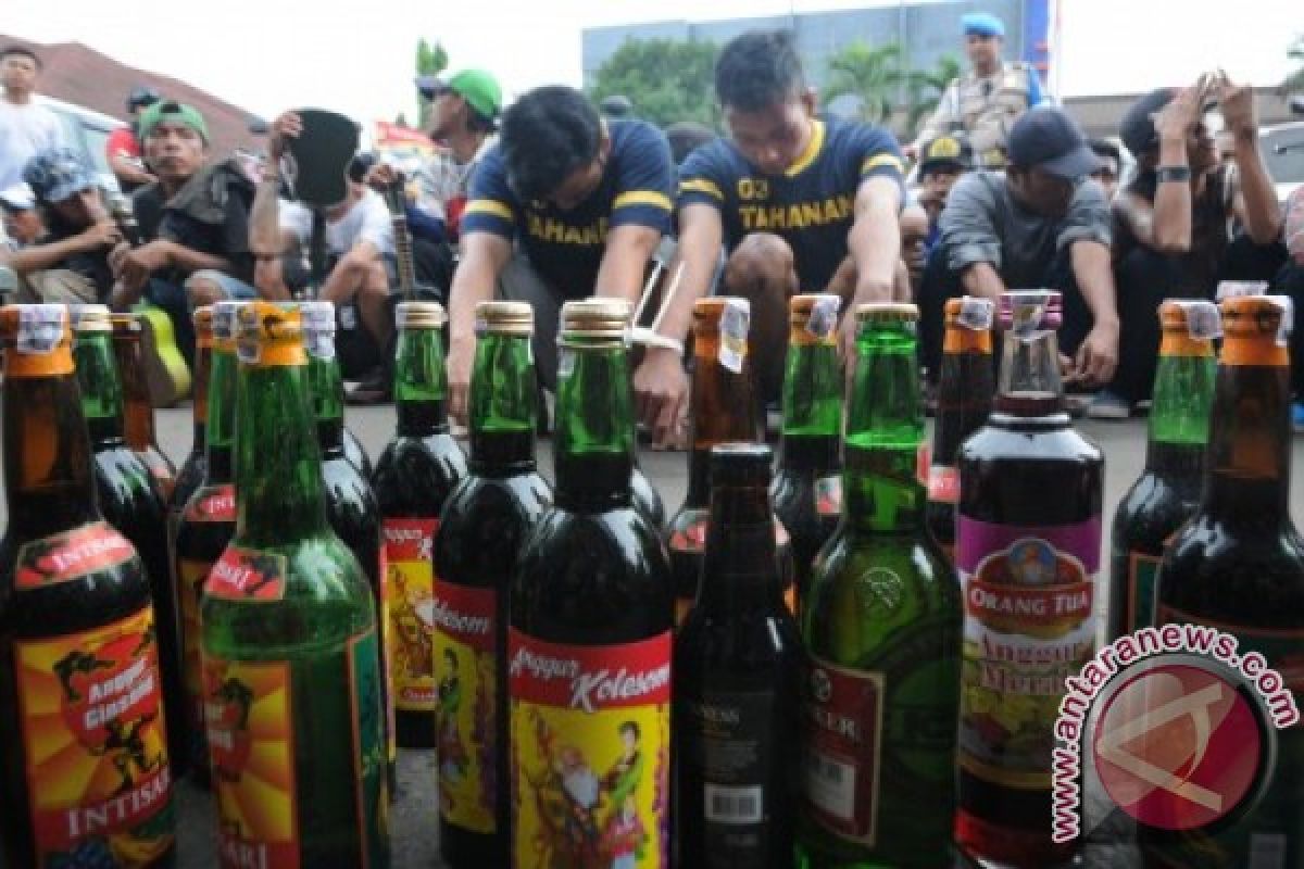 Puluhan Botol Miras Di Bekasi Disita