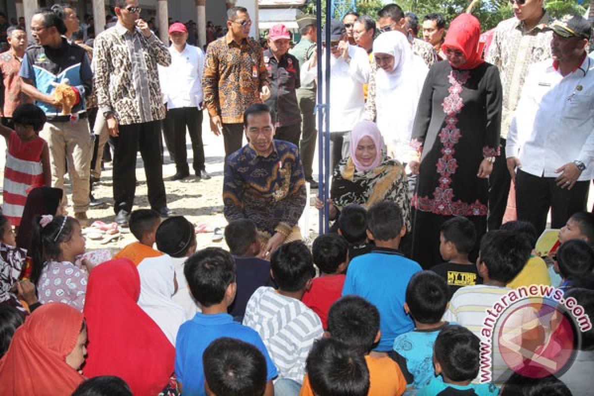 Ratusan warga histeris lihat Presiden Jokowi di Hipermart