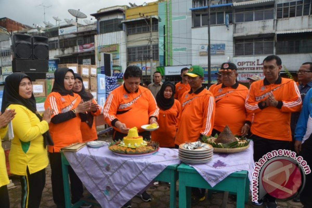 Jalan Santai Peringati Hari Guru