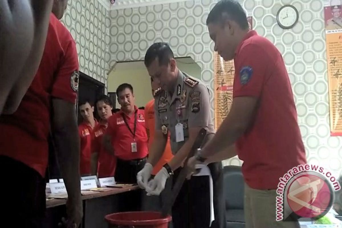 Sebelas Tersangka Narkoba Saksikan Pemusnahan Barang Buktii