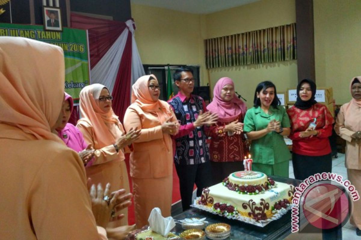 Tala Peringati HUT ke-17 Dharma Wanita Persatuan  