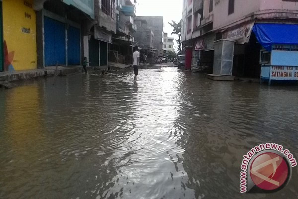 Banjir rob di Kualatungkal genangi pusat kabupaten