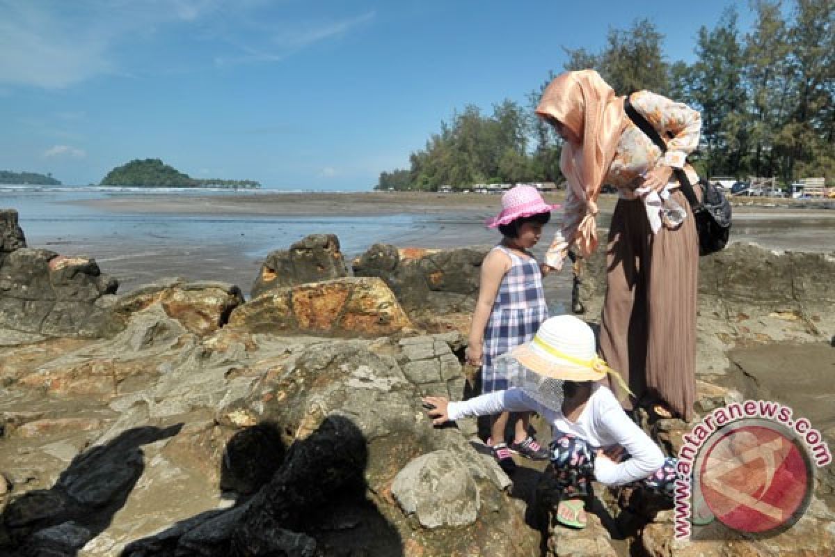 Padang percantik kawasan Pantai Air Manis