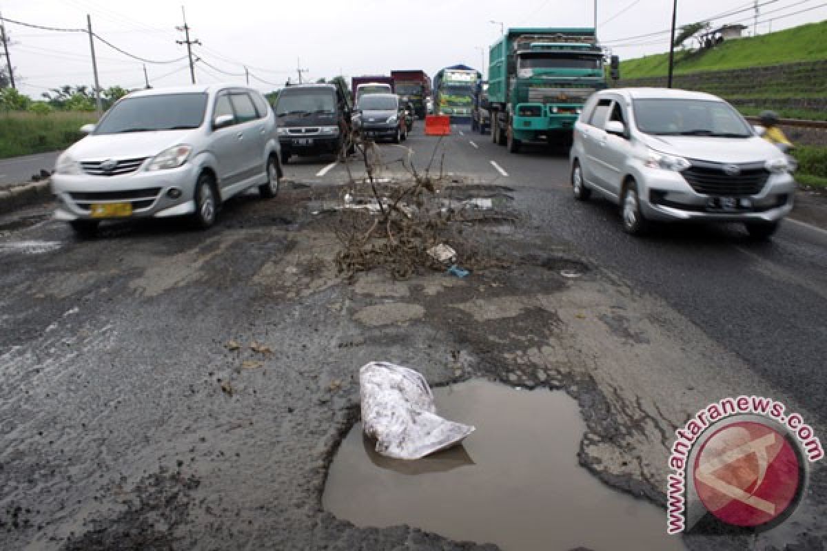 Motor terperosok jalan berlubang, pasutri tewas