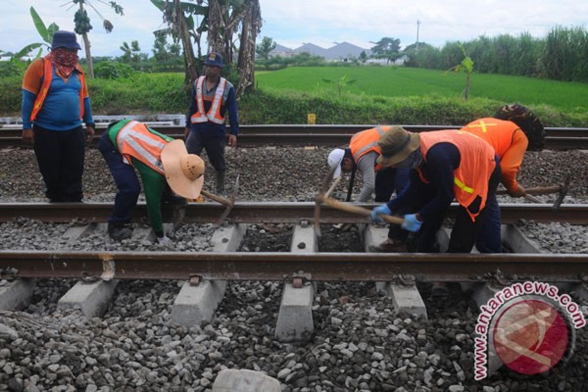 KAI Cirebon perbaiki jalur jelang angkutan Lebaran