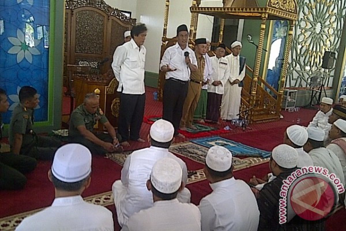 Jamaah Terkejut, Menteri Pertanian Shalat Jumat di Masjid Agung Kuala Kapuas