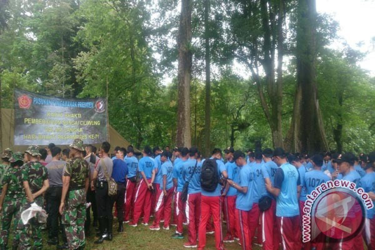 Paspampres Bersihkan Sampah Di Sungai Ciliwung