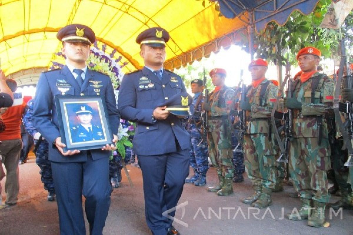 Jenazah Hanggo Fitradi Dimakamkan di TMP Nganjuk (Video)