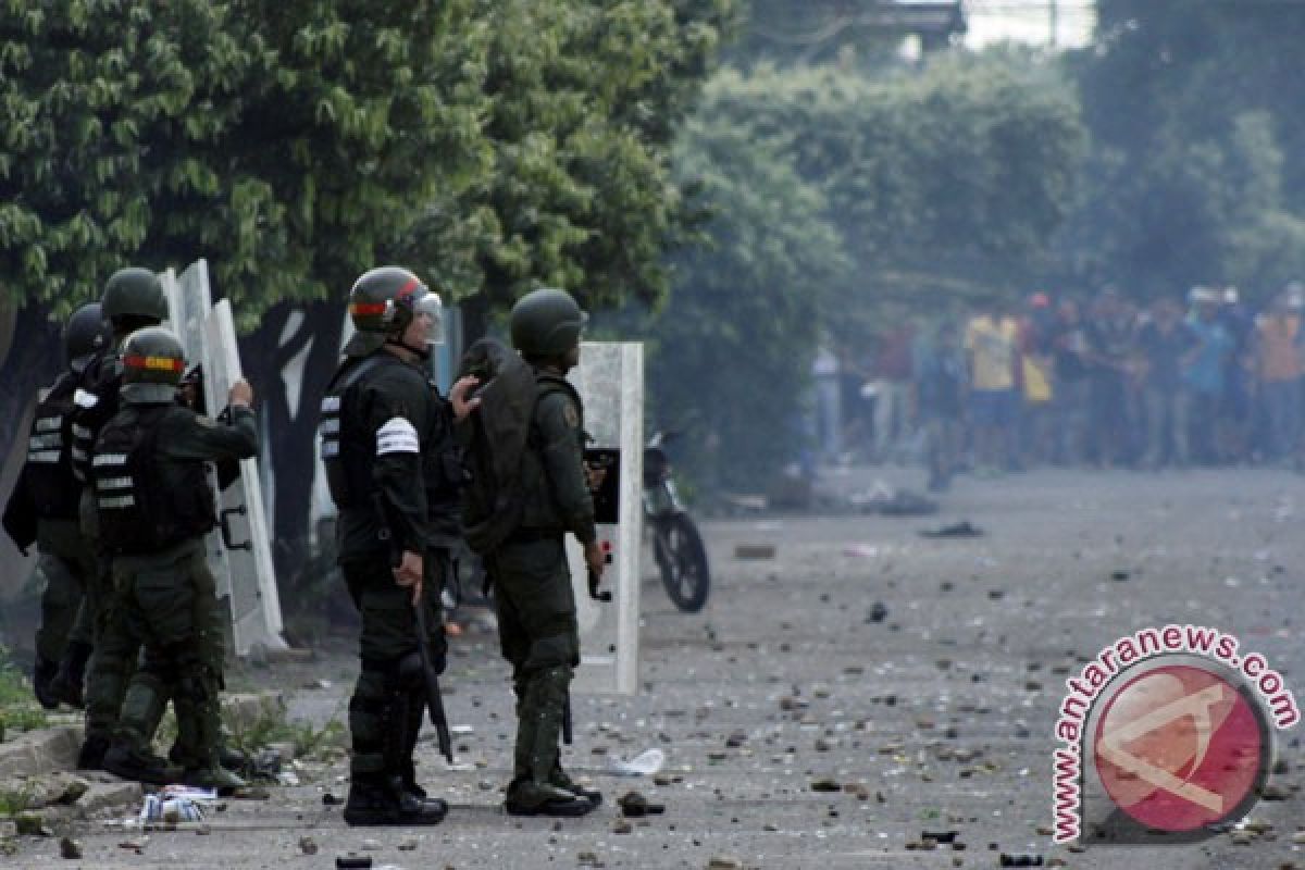 Venezuelan soldier shoots protester dead in airbase attack