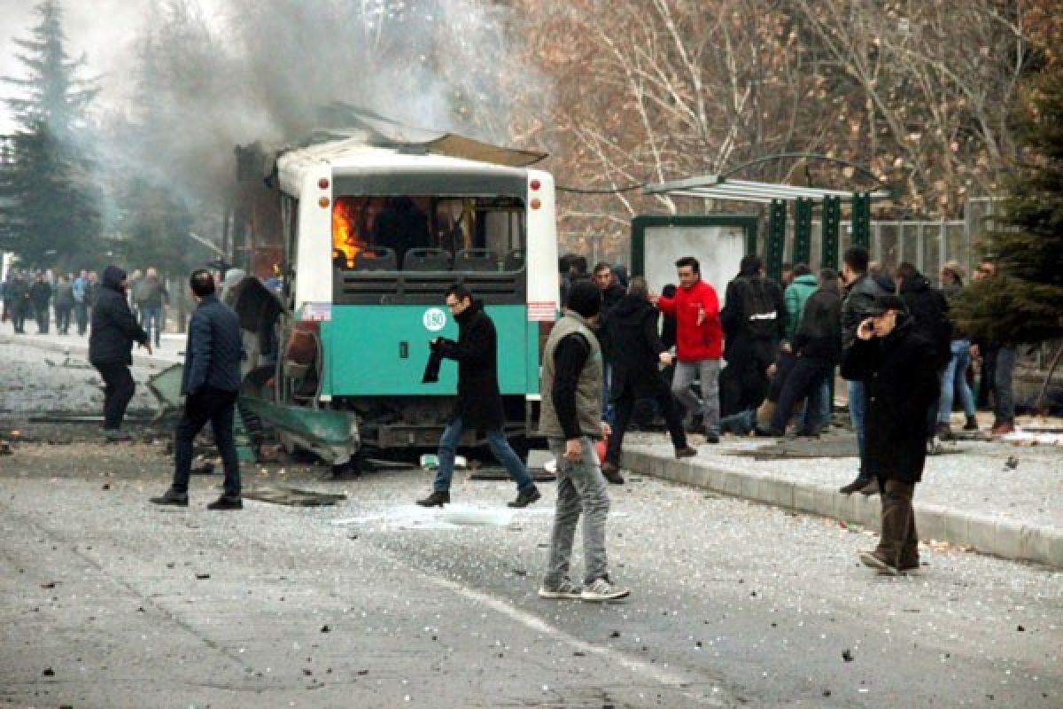 Bus berpenumpang 60 orang lindas bom rakitan, 14 orang tewas