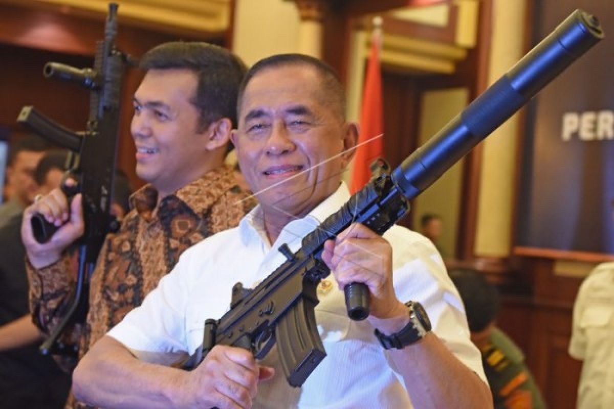 Menhan : Alutsita TNI gunakan produk dalam negeri