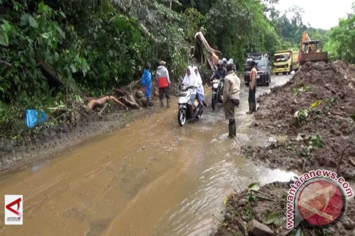 Pengendara Diimbau Tidak Lewati Malalak-Balingka Saat Hujan