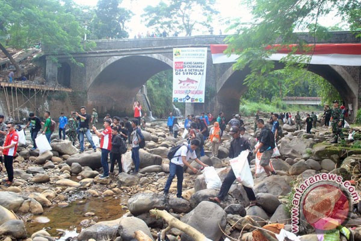 Warga Bogor ramai-ramai Mulung Sungai Ciliwung