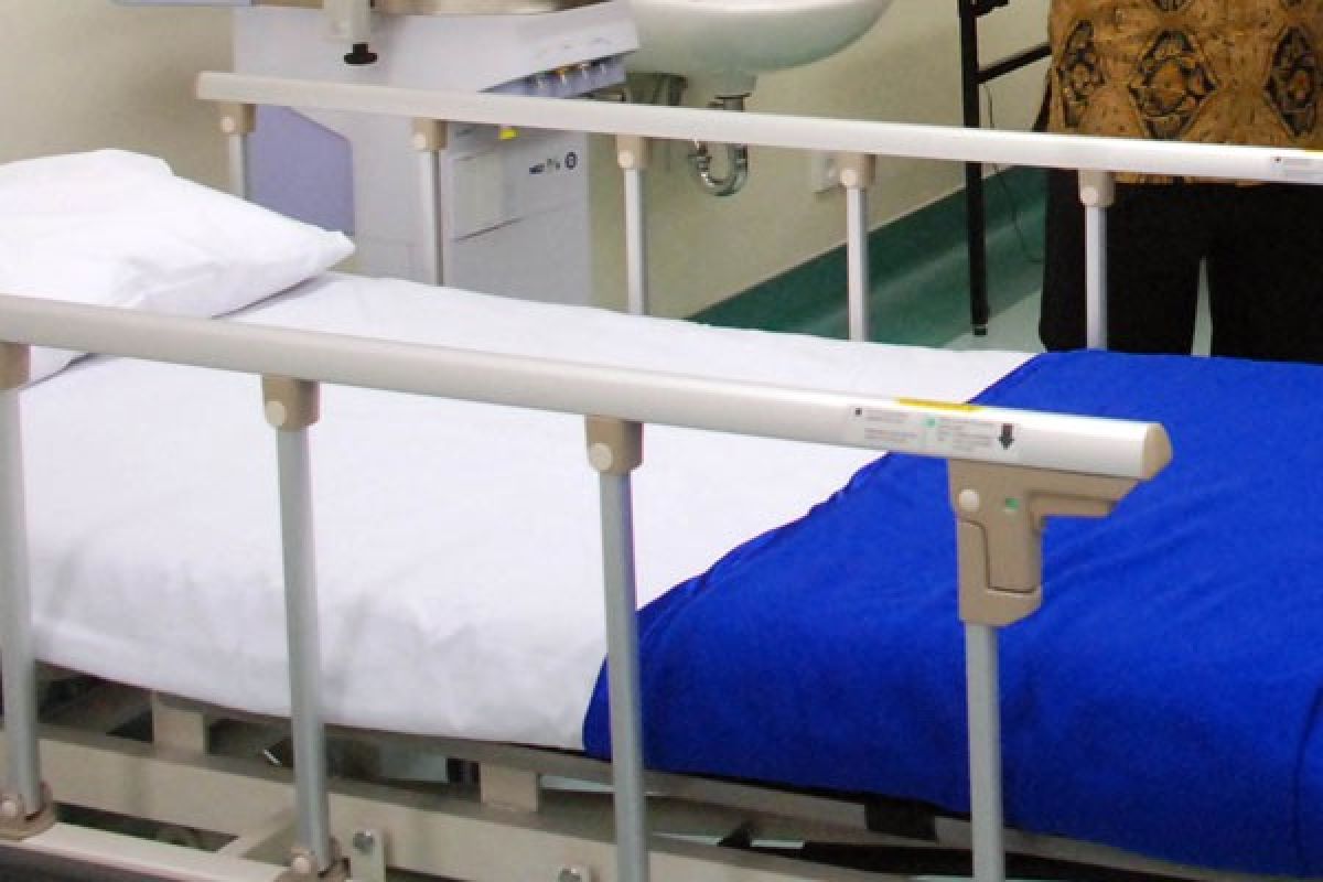 ANTARA Doeloe : Kundjungi suami sakit sambil gondol seprei rumah sakit
