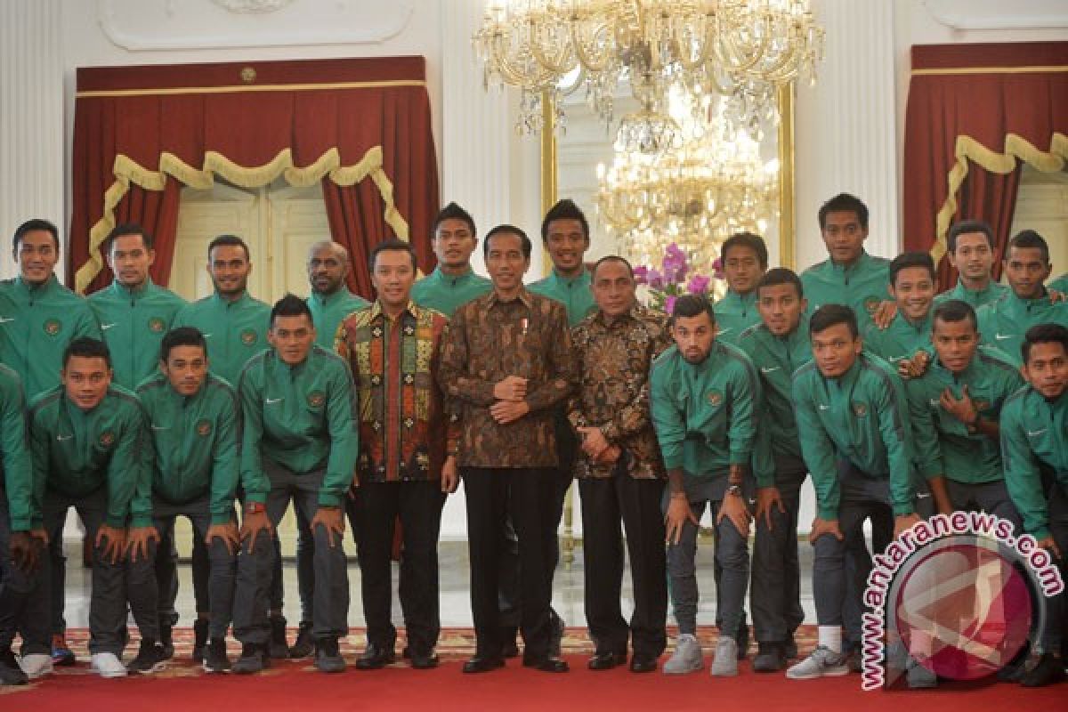 National football team gets bonus from President Jokowi