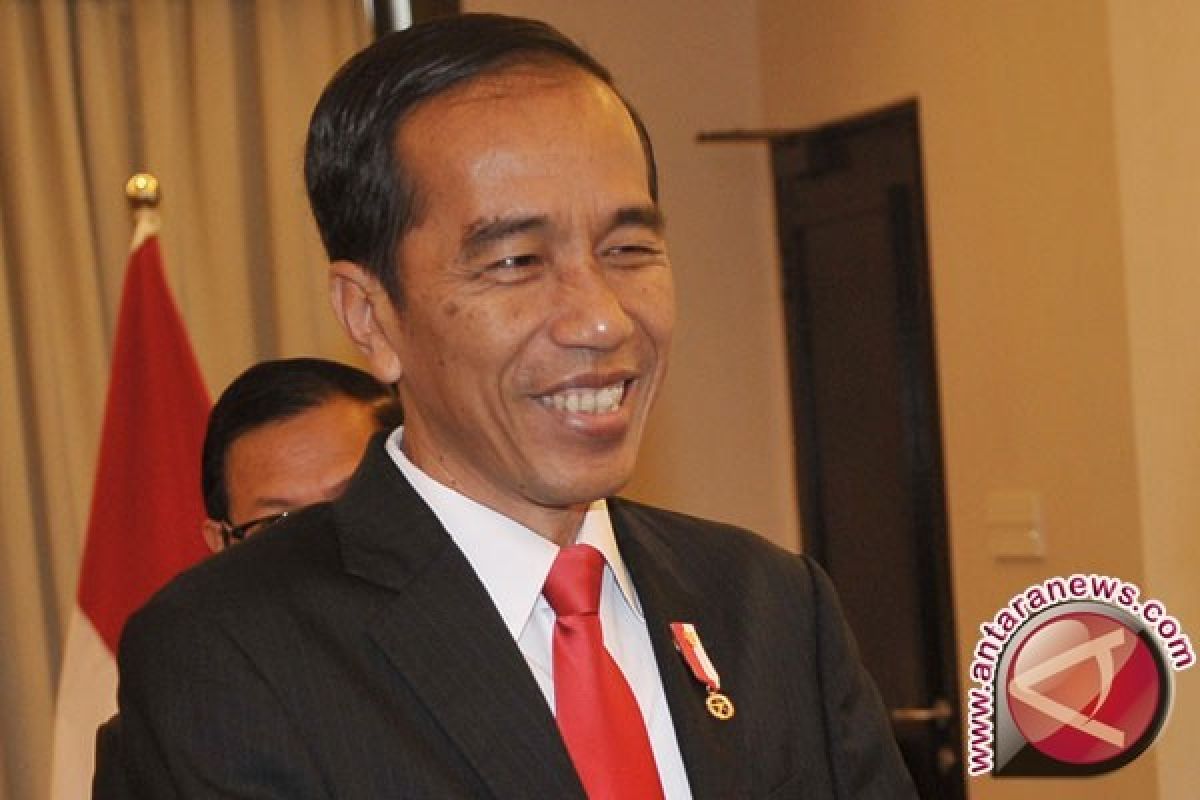 Jokowi Receives Lithuanian President at Merdeka Palace