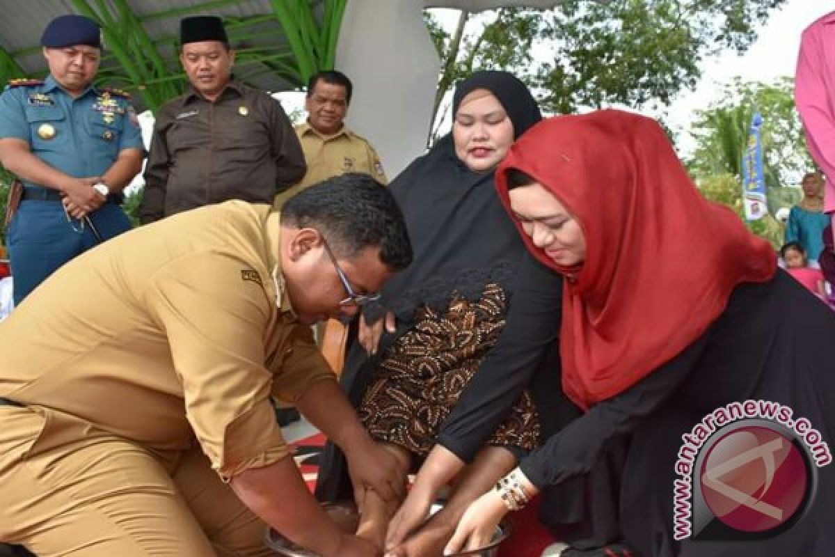 WALI KOTA TANJUNGBALAI BASUH KAKI IBU