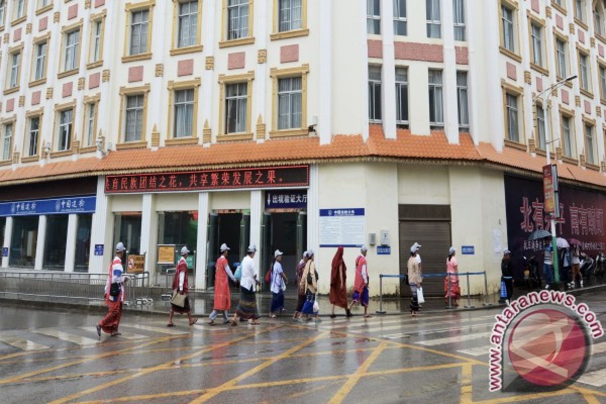 Walking beyond China-Myanmar border in Ruili City