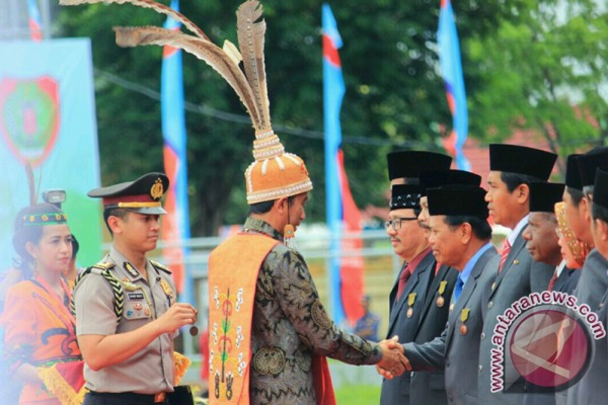 Bupati Tapin Raih Satya Lencana Kebaktian Sosial