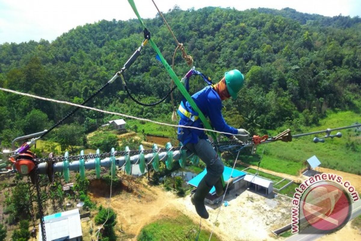 PLN Kalbar Lakukan Perbaikan Klem Konduktor Transmisi 