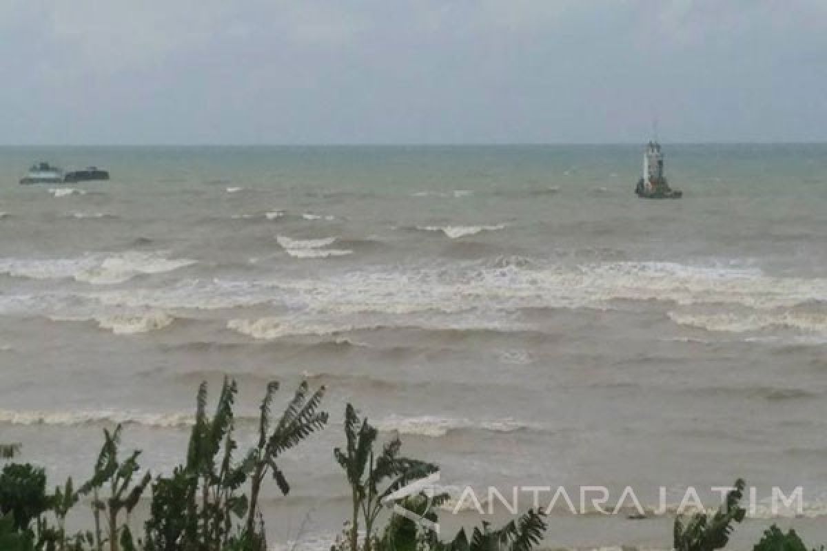 Kapal Pengangkut Kayu Karam di Perairan Ketapang