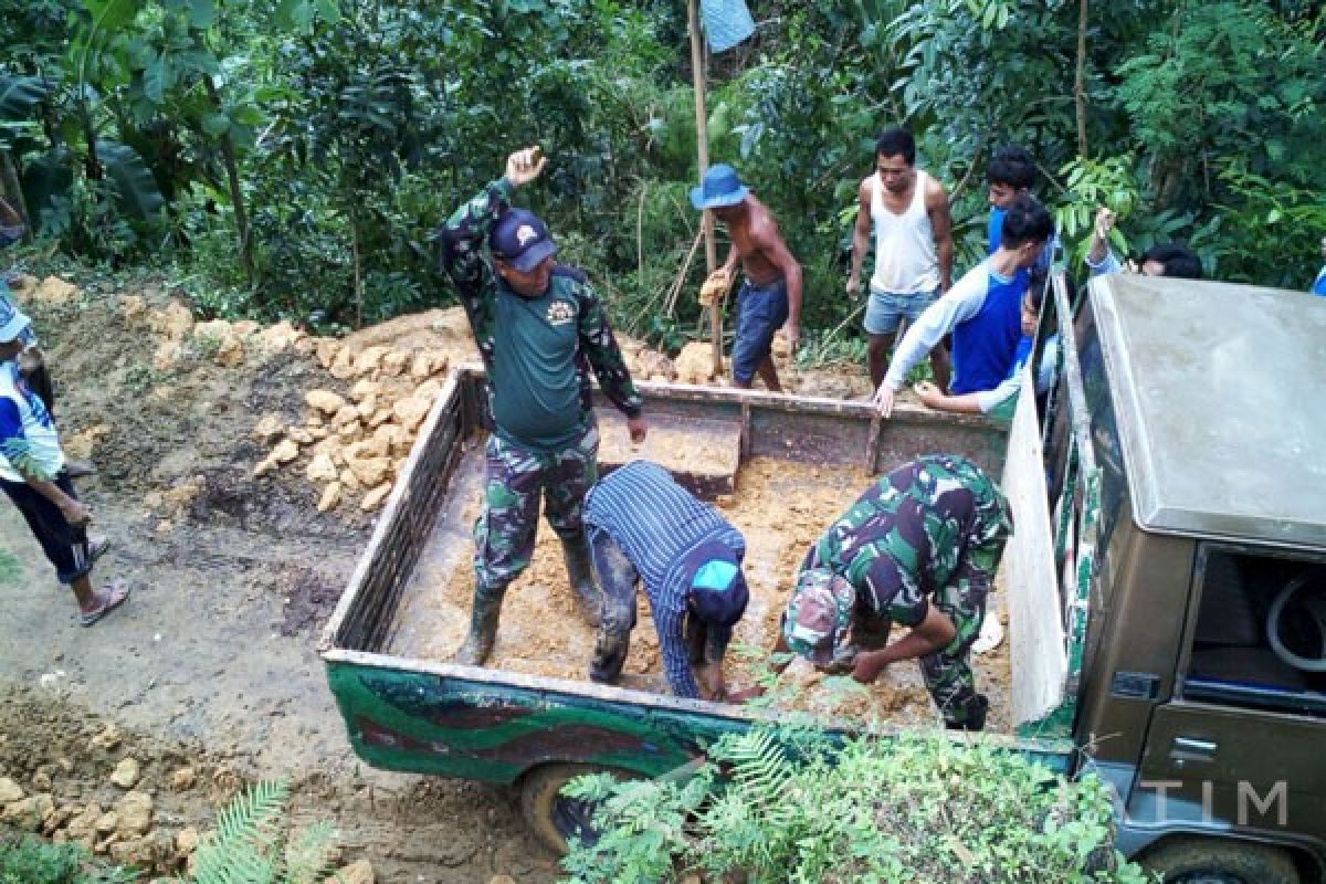 Kodim Terjunkan Babinsa Perbaiki Tebing Longsor