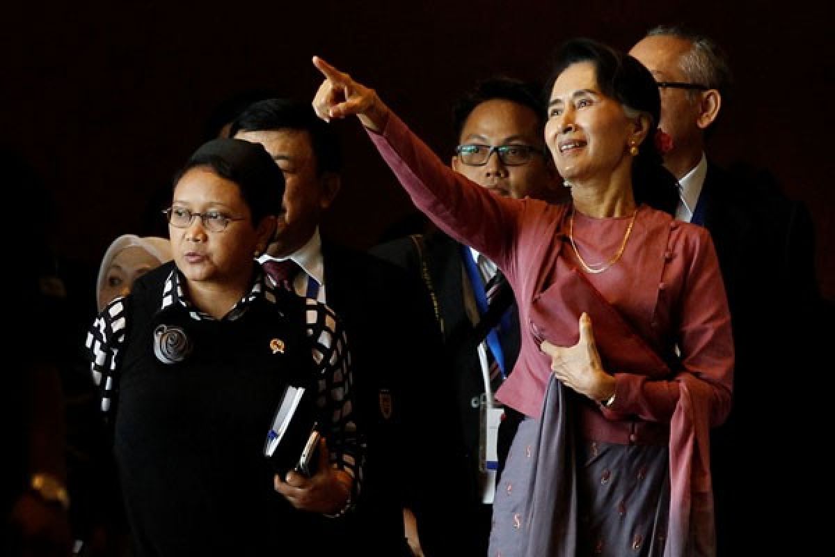Menlu Retno bertemu Aung San Suu Kyi