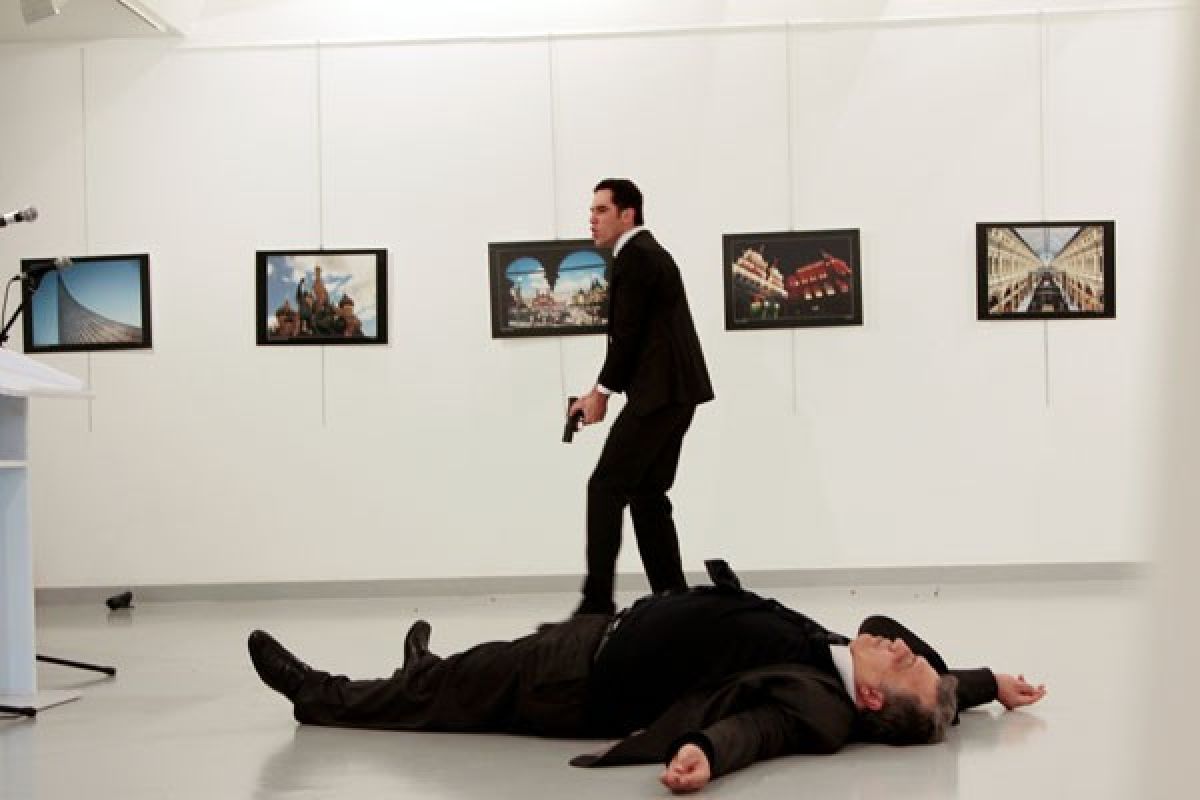 Kisah fotografer yang memotret detik-detik  penembakan duta besar Rusia
