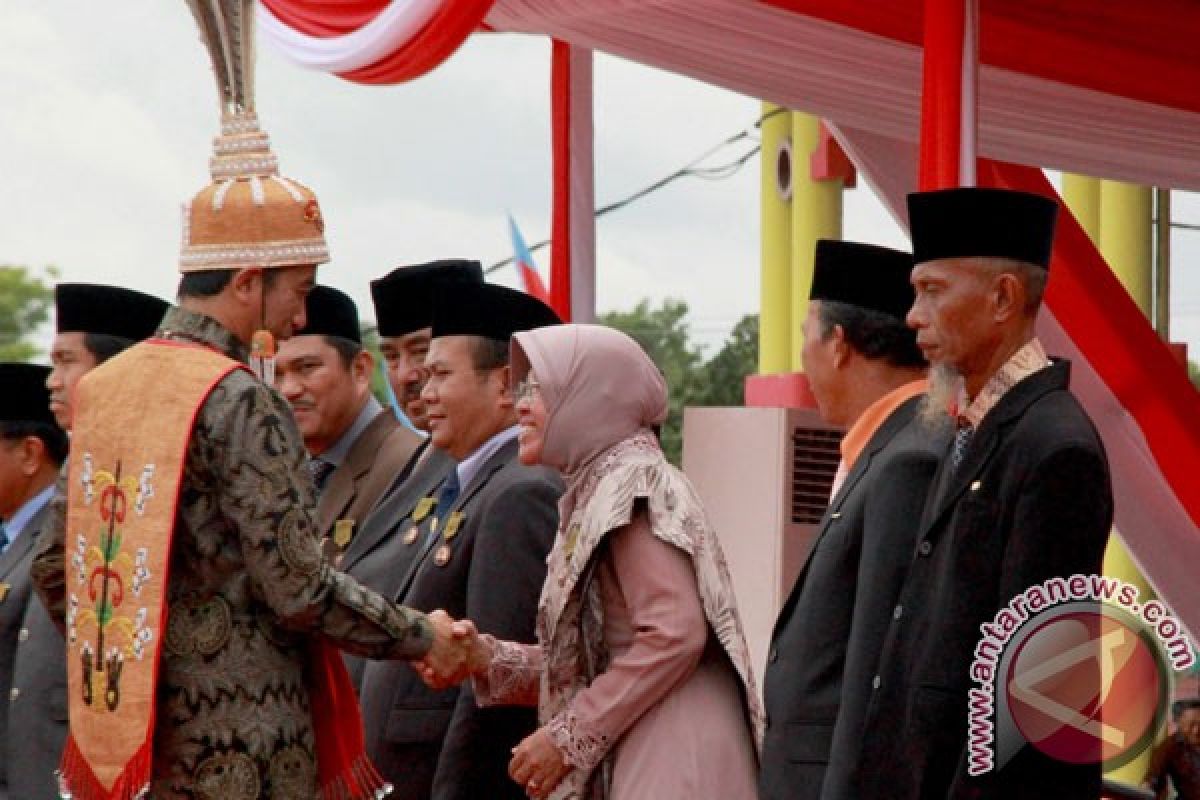 Presiden Jokowi dianugerahi Raja Dayak