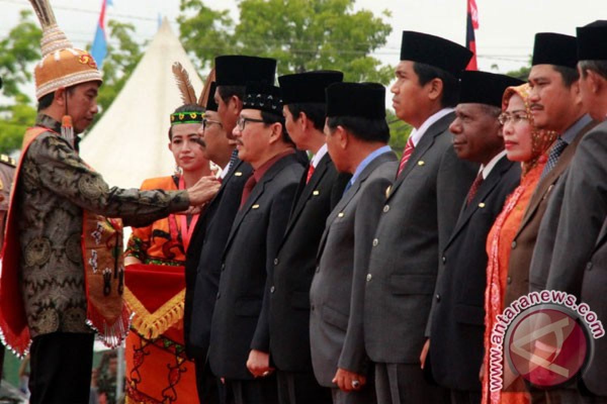 Presiden Jokowi dinobatkan sebagai Raja Dayak