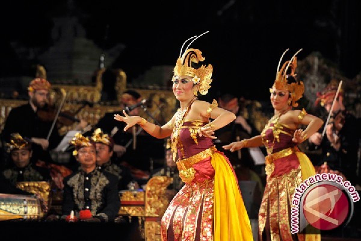 Dua penari asal Jerman curi perhatian kampanye damai di Bali