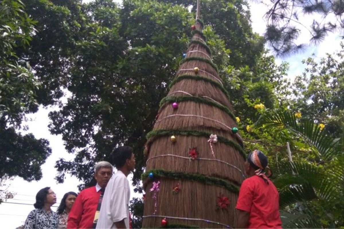 GKJ Purwokerto Membuat Pohon Natal Sapu Lidi