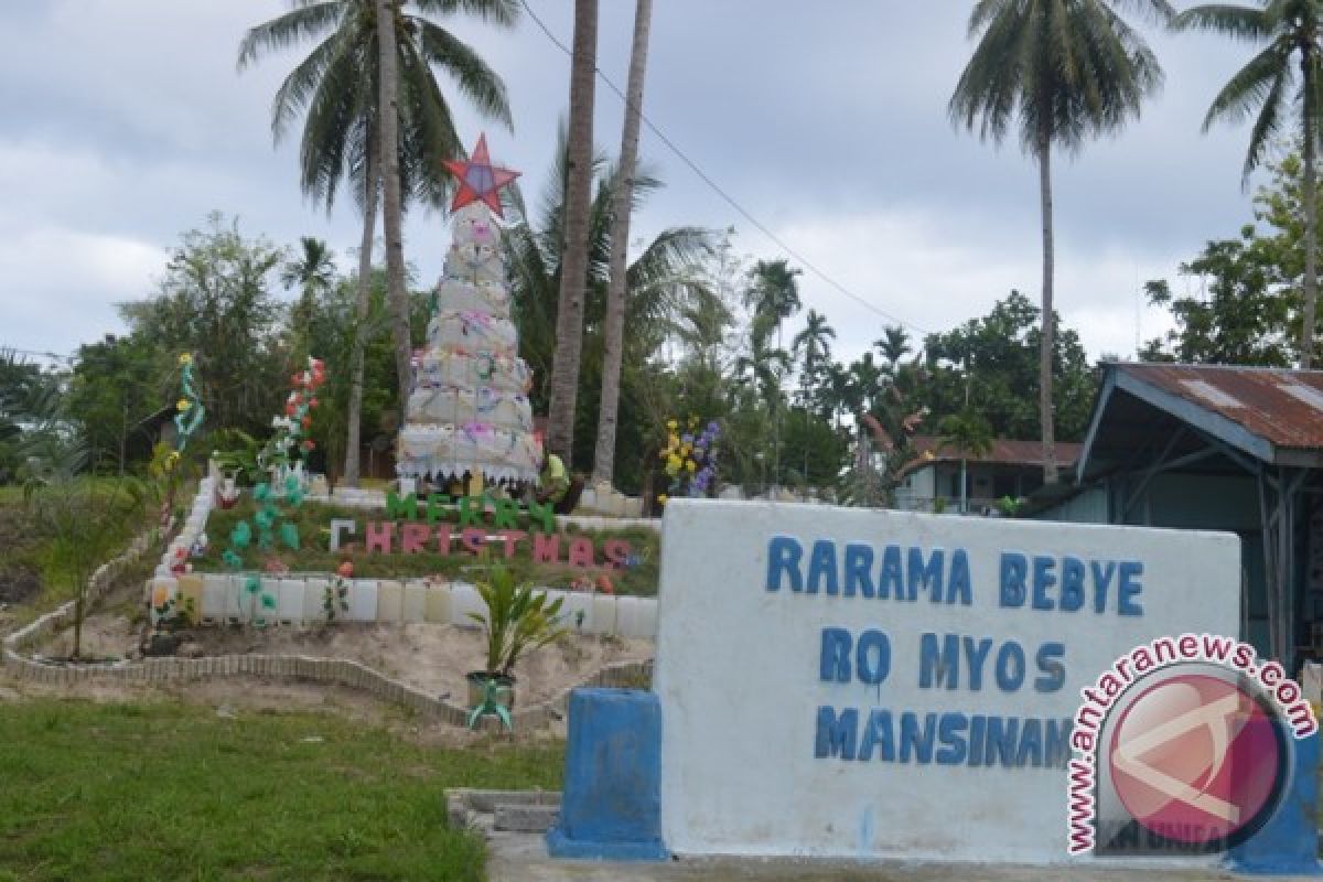 Warga Mansinam Sulap Sampah jadi Pohon Natal