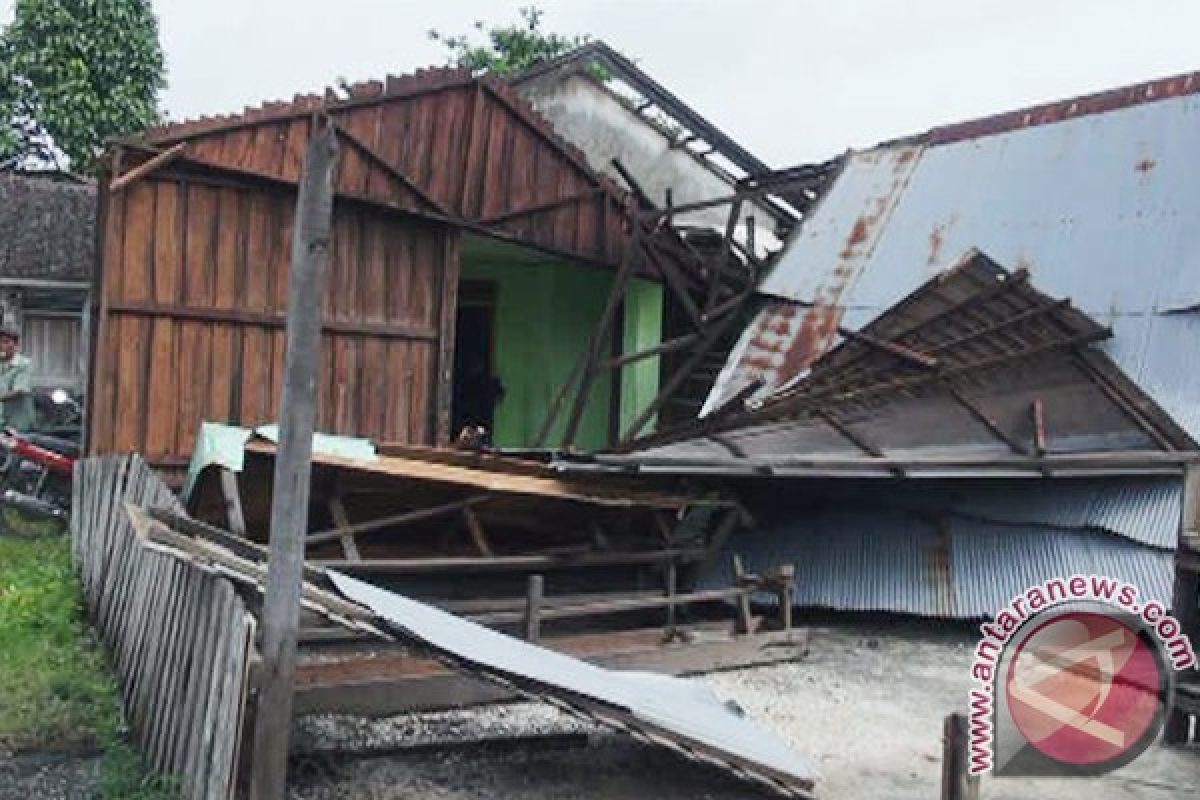 Tornado Damages 10 Houses and a Footbridge