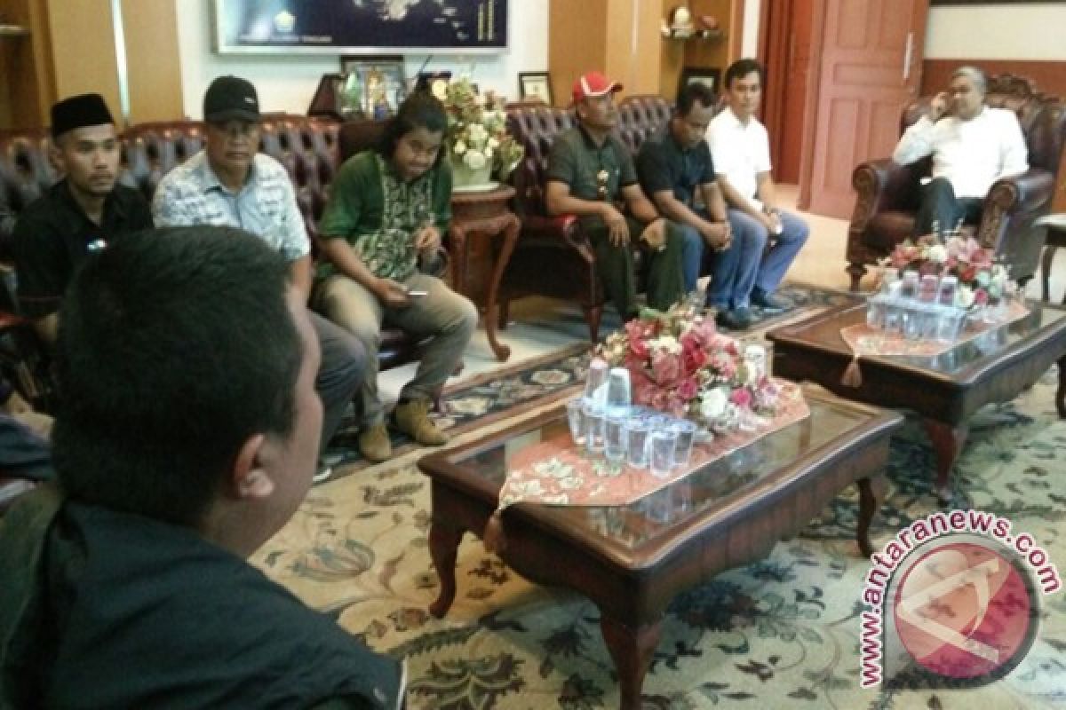 Warga Demo Tutut Janji Gubernur Perbaikan Jalan