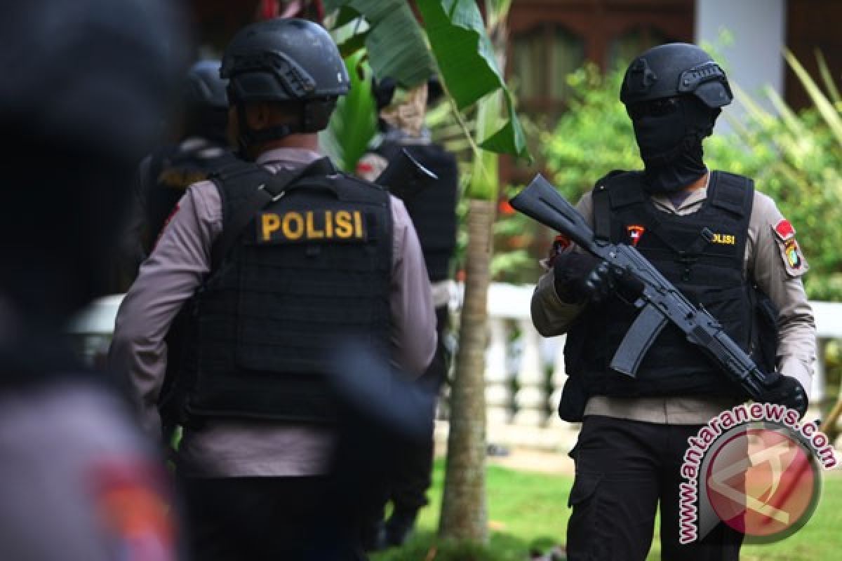 Densus 88 tangkap lima orang di Blitar terkait terorisme