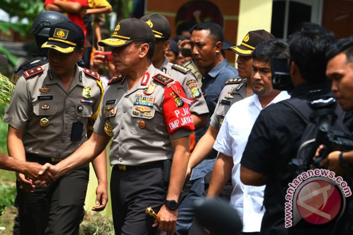 Polisi temukan tas berisi peralatan merakit bom