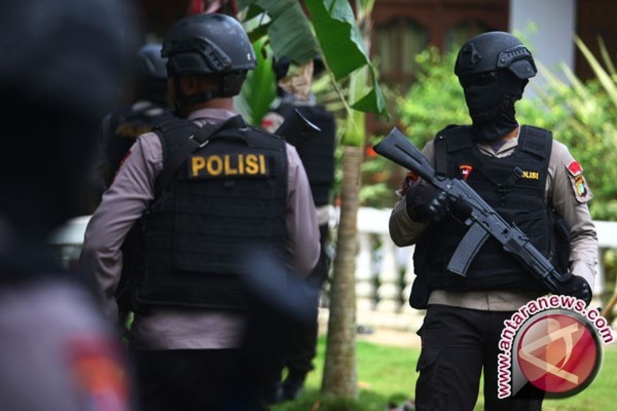 Polisi Temukan Tas Berisi Alat Merakit Bom