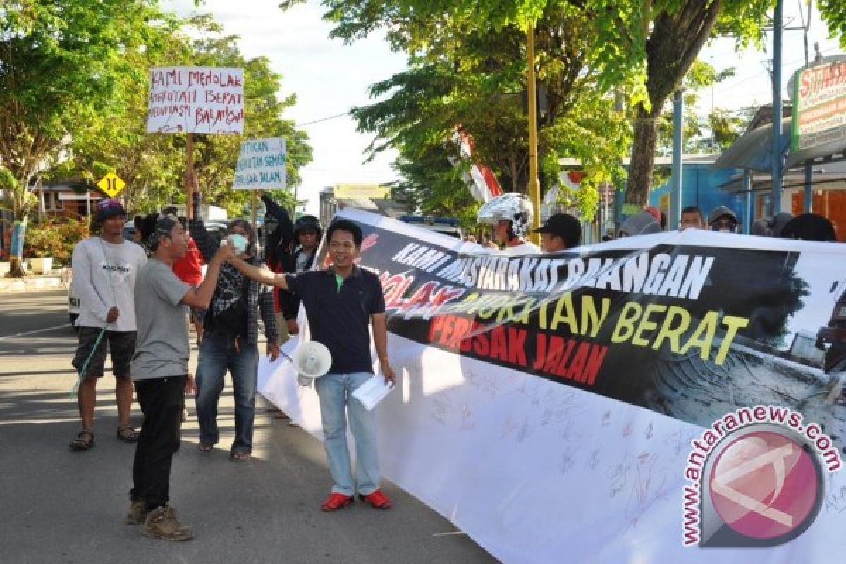 Lalu Lalang Truk Semen Berangsur Berkurang