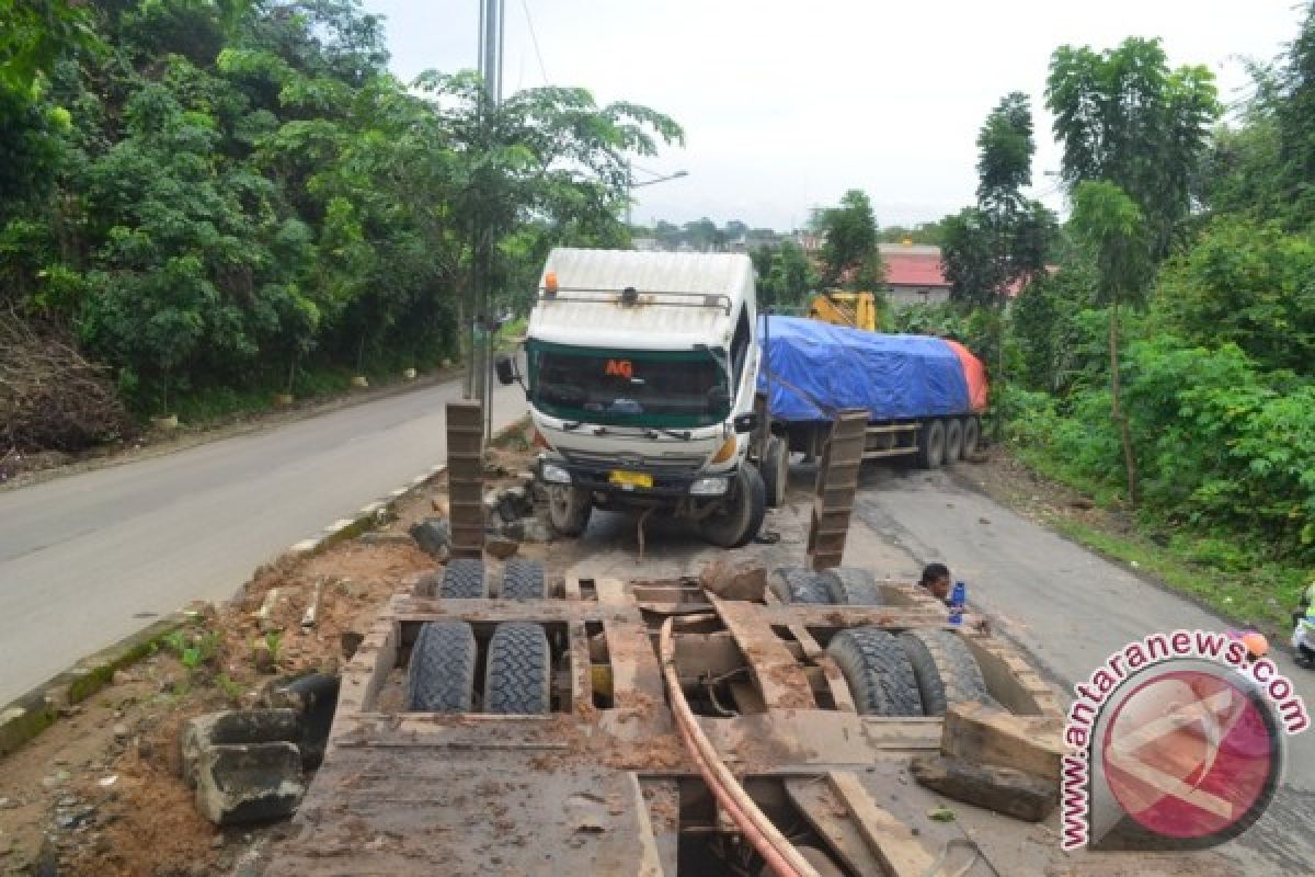 Kotabaru Bangun Jalan Poros 