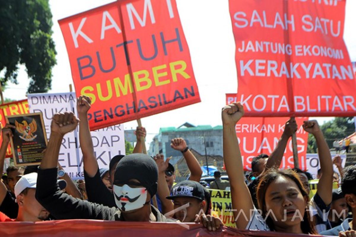 Pedagang di Kota Blitar Unjuk Rasa Tolak Penggusuran 