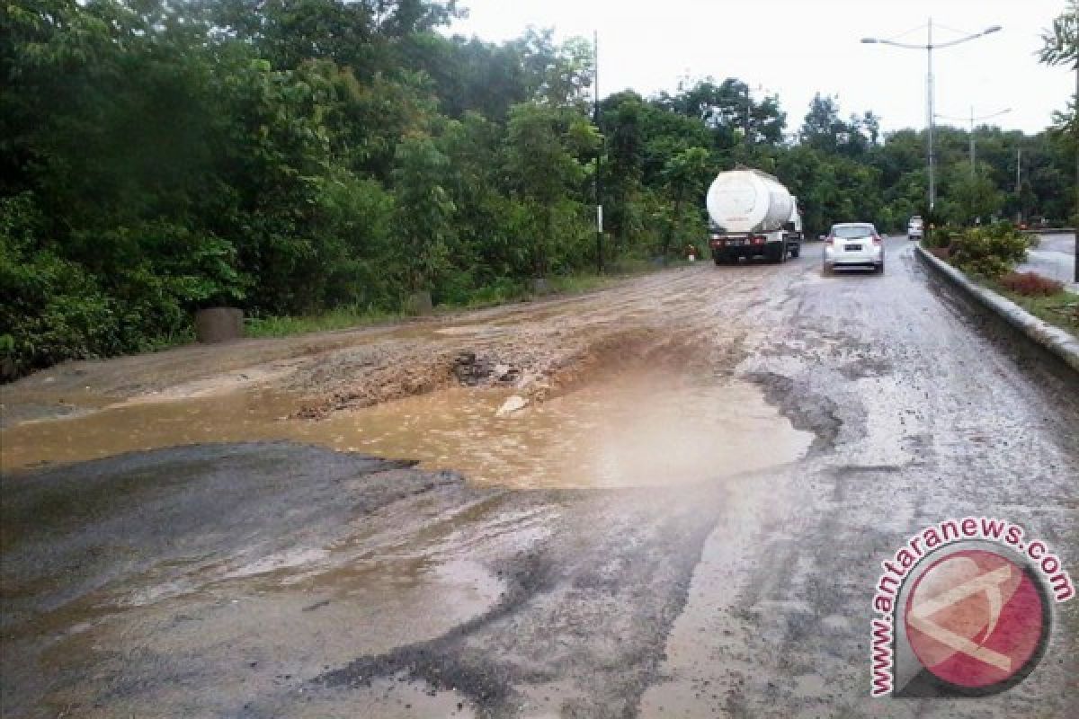 DPRD Kalsel Harapkan Lebaran Angkutan Semen Berkurang 