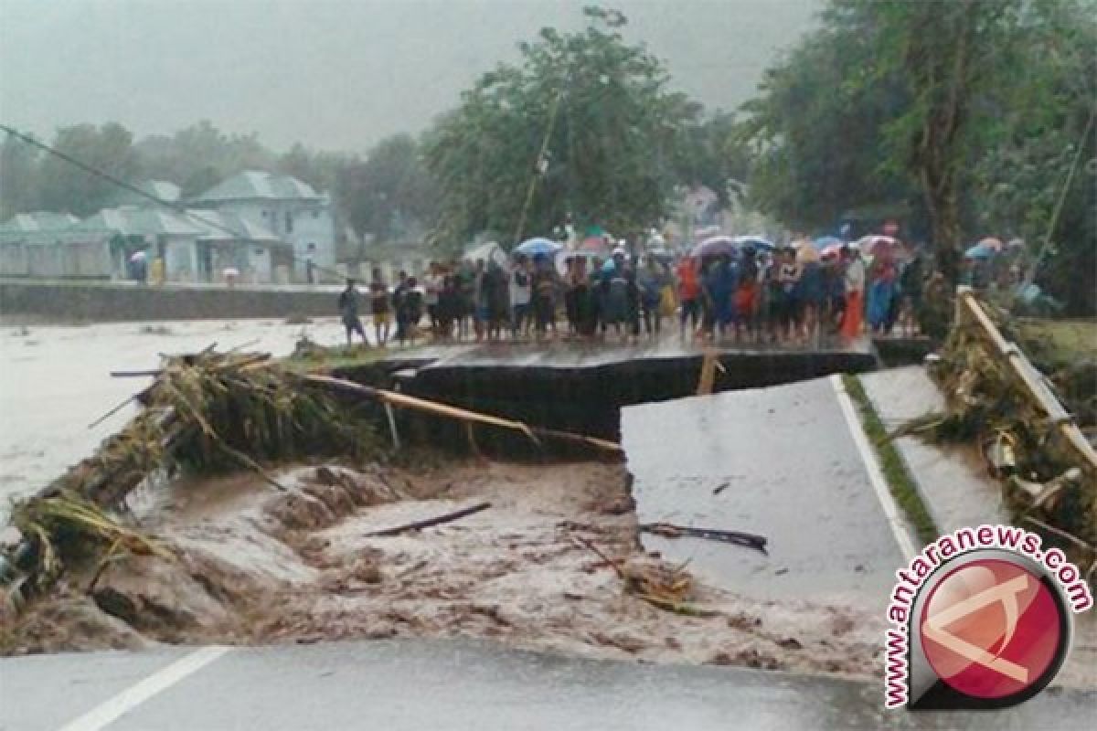 Kota Bima lumpuh total meski banjir surut