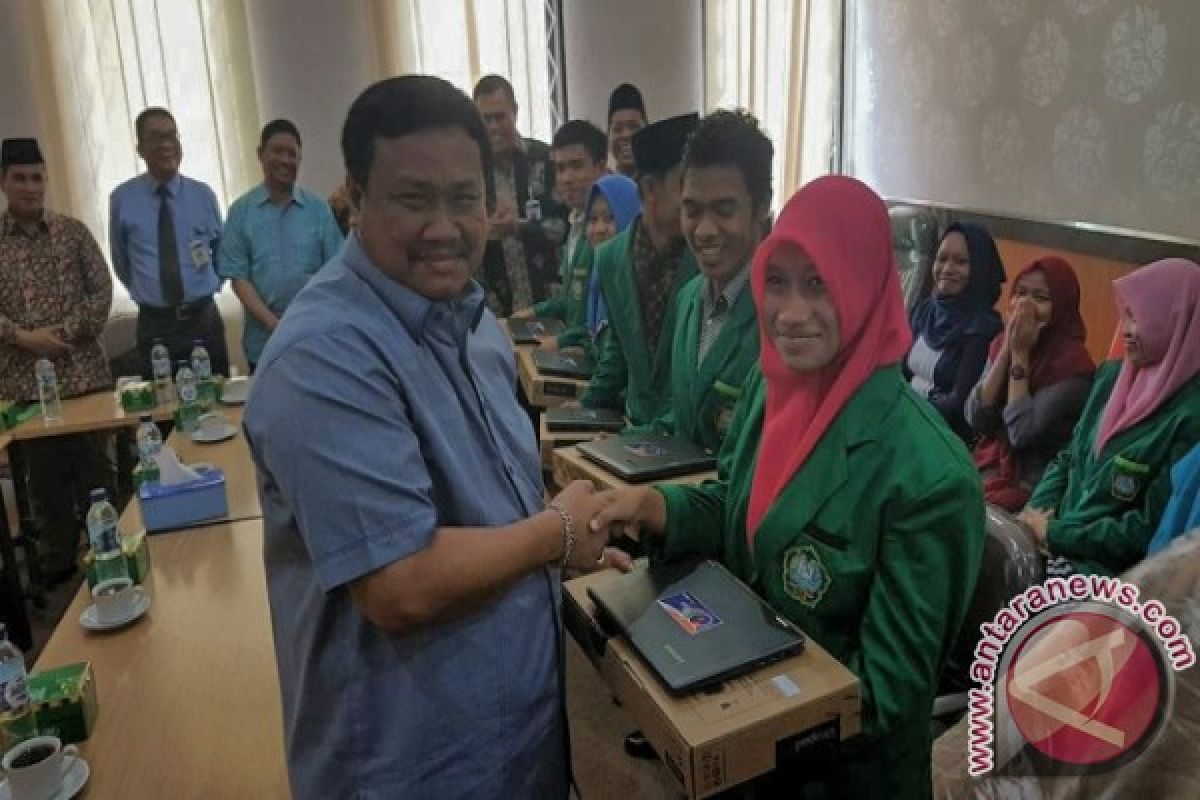 Bupati Serahkan Laptop Pada Mahasiswa UIN