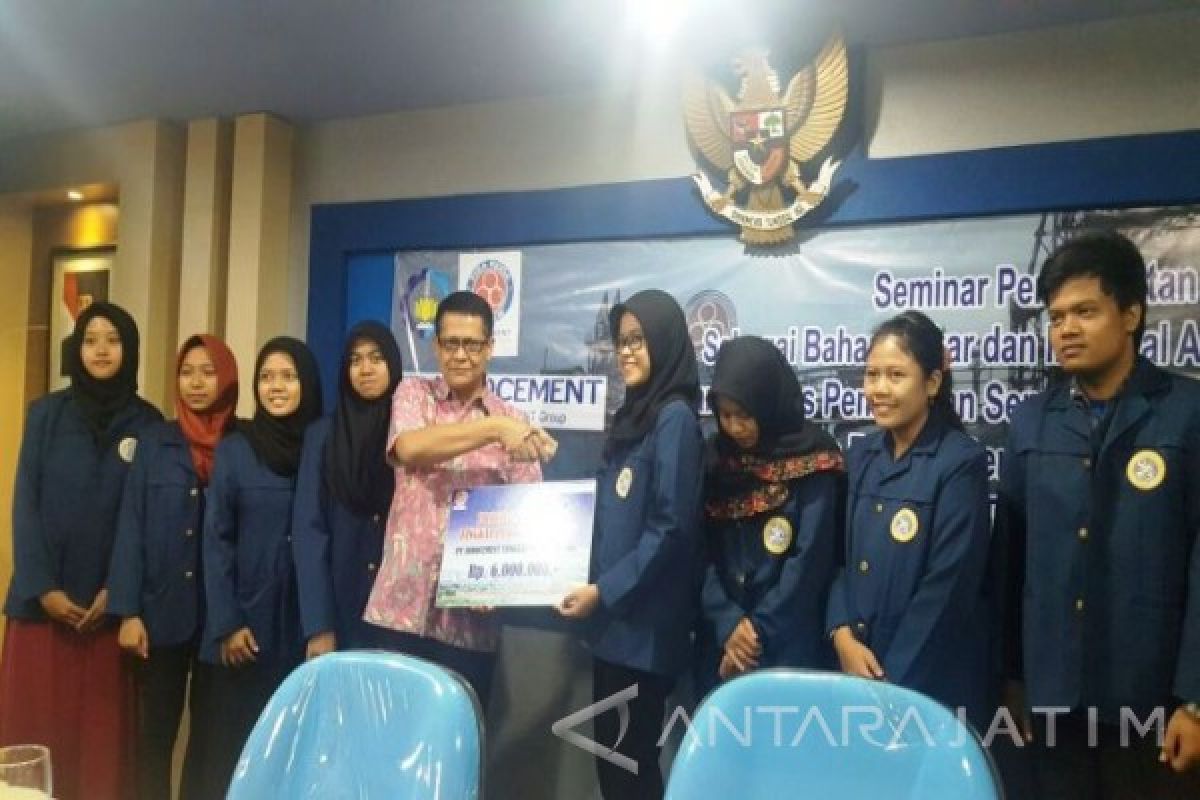 18 Mahasiswa Berprestasi di Surabaya Terima Beasiswa